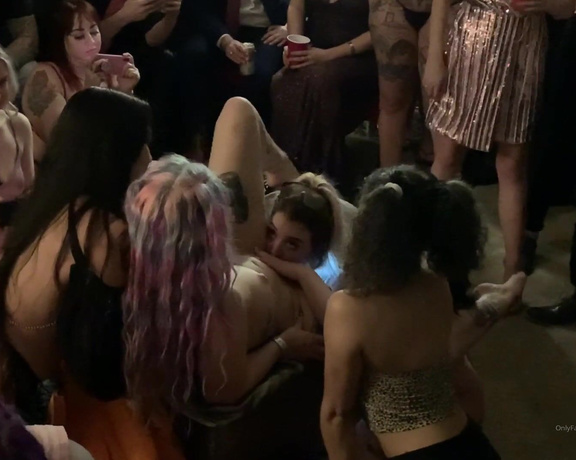 Nickeyhuntsman - Sex Party I filmed this during AVN a few months ago before things got crazy I hope yo f (09.04.2020)