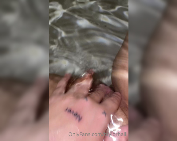 Taylorhalll - What do y’all think about my clean pussy b (10.12.2020)