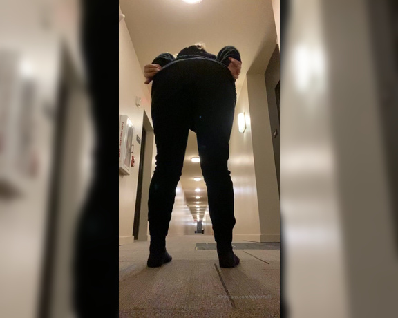 Taylorhalll - Stripping in the hallway Wi (25.10.2019)