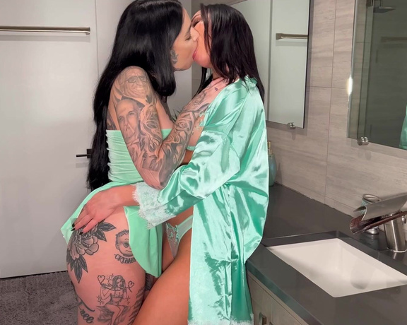 (Onlyfans) Aidra Fox, Leigh Raven - Lesbian Sex, Cunnilingus, Fingering, Girl/Girl, Lesbian, Tattoos