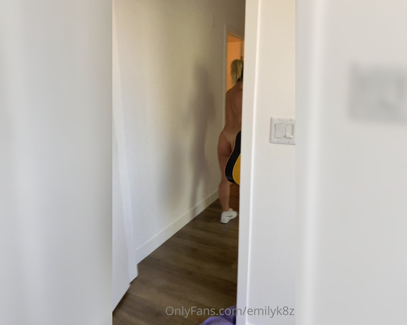 Emilyk8z - What song should I learn to play Just being goofy in my new apartment bI (13.07.2020)