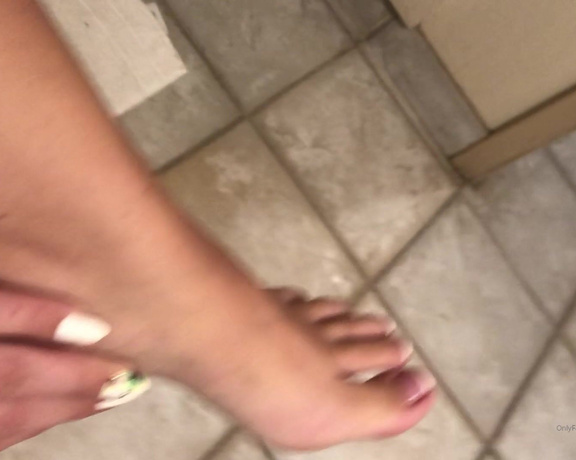 Cameroncanela - Feet update ) uploading a footjob video soon ! Tip this post to make me post it tonight Jc (01.11.2019)