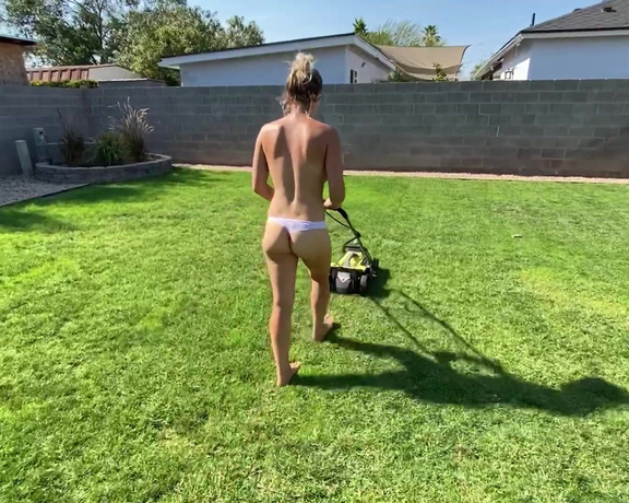 Myarykerx - Always doing some work around the house topless KM (04.07.2020)