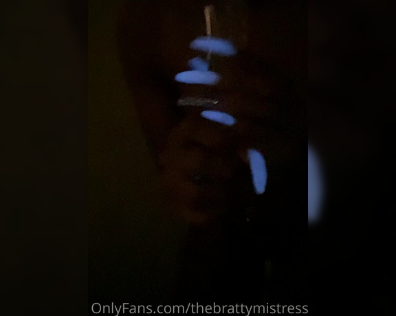 Thebrattymistress - Just finding new ways to show off my nails Yf (06.11.2020)